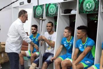 El Chapecoense realizó hoy su presentación oficial para la próxima temporada, en la que ha participado uno de los jugadores sobrevivientes al accidente aéreo que se cobró la vida de 71 personas, el zaguero Hélio Zampier Neto, quien ha compartido sus experiencias con los componentes de la renovada plantilla. 