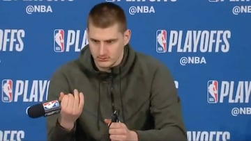 Para quedarte con esta cara en rueda de prensa es que la has liado seria: Jokic y el micrófono