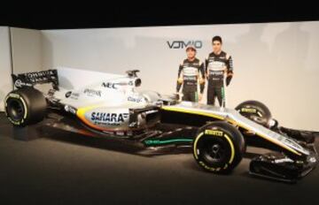 El mejicano Sergio Perez y el franc¨¦s Esteban Ocon, pilotos titulares de Force India, presentaron el nuevo VJM10 para la temporada 2017.
