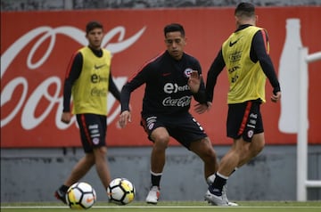 En 2015 debutó en un amistoso ante Estados Unidos y en 2018 Ruyeda lo citó a los partidos ante Costa Rica y Honduras.