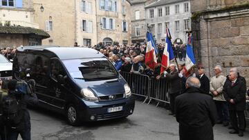 A hearse carries the coffin of French cyclist Raymond Poulidor during his funeral in Saint-Leonard-de-Noblat on November 19, 2019. - French cyclist Raymond Poulidor died on November 13, 2019, at the age of 83. (Photo by MEHDI FEDOUACH / AFP)