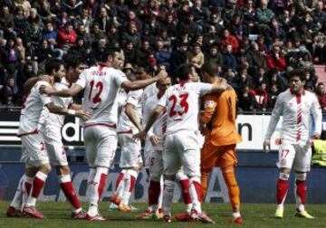 Los jugadores del Sevilla saludan a su compañero, el guardameta Javi Varas, que sustituyó en el segundo tiempo a Beto.