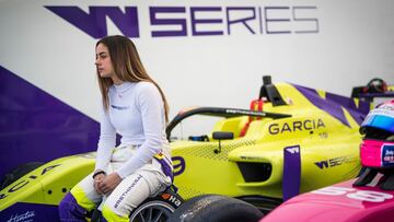 Marta García junto a su monoplaza de las W Series.
