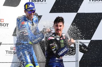 Celebración de Maverick Viñales en el podio del Gran Premio Emilia Romagna.