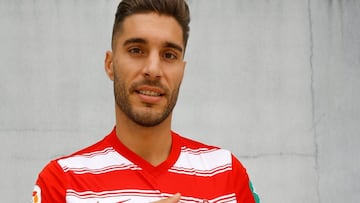 Rub&eacute;n Rochina, con la camiseta del Granada