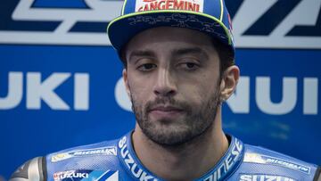 Andrea Iannone en el box de Suzuki durante el GP de Qatar.