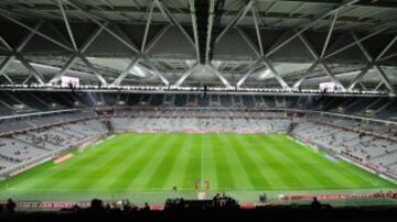 Con forma de burbuja, el recinto de Lille, Francia, puede cambiar de colores en los partidos. Abierto en el 2012 y con capacidad para poco más de 50 mil espectadores.