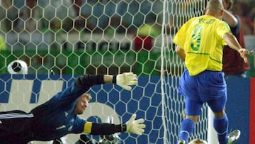 Ronaldo anota el segundo gol de la final del Mundial de Corea y Japón ante el portero alemán Oliver Kahn.
