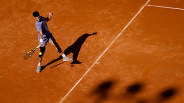 ROME (Italy), 16/05/2025.- Carlos Alcaraz of Spain in action during his mens singles semi-final match against Lorenzo Musetti of Italy (not pictured) at the Italian Open tennis tournament in Rome, Italy, 16 May 2025. (Tenis, Italia, España, Roma) EFE/EPA/FABIO FRUSTACI