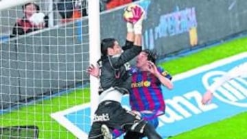<b>ARREÓN FINAL. </b>Palop bloca un balón que pretendía rematar de cabeza Messi en los minutos fi nales en los que el Barça buscaba el empate.