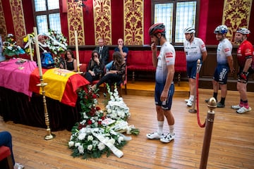 Un ciclista rinde homenaje frente al féretro con los restos de Federico Martín Bahamontes, el 'Águila de Toledo' en la capilla ardiente.