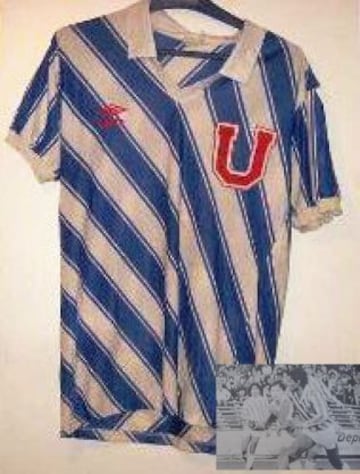 En 1986, la U jug&oacute; con esta curiosa camiseta de alternativa. La foto corresponde a un partido ante Deportes Concepci&oacute;n, en agosto de aquel a&ntilde;o.