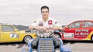 <b>SIEMPRE SOBRE RUEDAS. </b>Dani Sordo, en la pista de kárting de su familia, montado en un quad delante de dos de sus coches: un BMW y un Mitsubishi.