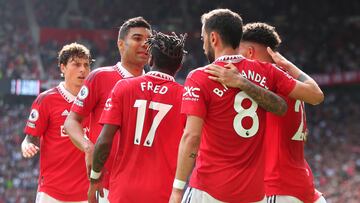 Manchester (United Kingdom), 28/05/2023.- Manchester United celebrate the 1-1 goal scored by Jadon Sancho (R, partially seen) during the English Premier League soccer match between Manchester United and Fulham FC, in Manchester, England, 28 May 2023. (Reino Unido) EFE/EPA/ASH ALLEN EDITORIAL USE ONLY. No use with unauthorized audio, video, data, fixture lists, club/league logos or 'live' services. Online in-match use limited to 120 images, no video emulation. No use in betting, games or single club/league/player publications.
