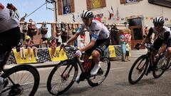 Poligny (France), 21/07/2023.- Slovenian rider Tadej Pogacar of team UAE Team Emirates in action during the 19th stage of the Tour de France 2023, a 173kms race from Moirans-en-Montagne to Poligny, France, 21 July 2023. (Ciclismo, Francia, Eslovenia) EFE/EPA/CHRISTOPHE PETIT TESSON
