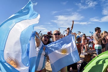 Miles de aficionados celebran en Mar del Plata el pase a la final del Mundial de Qatar 2022.