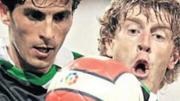 <b>PELEA. </b>Sergio y Jorge López disputan el balón en un lance del partido.