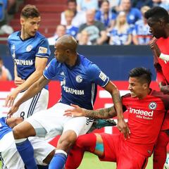 Carlos Salcedo cerró de titular en la derrota del Frankfurt
