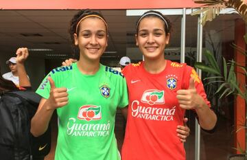 Futbolistas brasileñas de la categoría sub-17. Una es portera y la otra defensora.