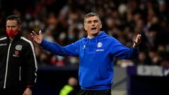 Alaves&#039; Spanish coach Jose Luis Mendilibar reacts during the Spanish League football match between Club Atletico de Madrid and Deportivo Alaves at the Wanda Metropolitano stadium in Madrid on April 2, 2022. (Photo by JAVIER SORIANO / AFP)