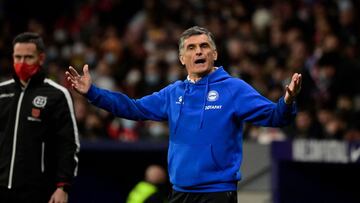 Alaves' Spanish coach Jose Luis Mendilibar reacts during the Spanish League football match between Club Atletico de Madrid and Deportivo Alaves at the Wanda Metropolitano stadium in Madrid on April 2, 2022. (Photo by JAVIER SORIANO / AFP)
