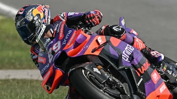 Prima Pramac Racing's Spanish rider Jorge Martin (L) rides in the Tissot Sprint race during the MotoGP Thailand Grand Prix at the Buriram International Circuit in Buriram on October 26, 2024. (Photo by Lillian SUWANRUMPHA / AFP)