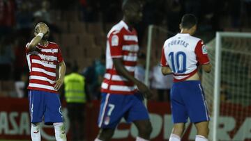 Los jugadores del Granada cabizbajos.