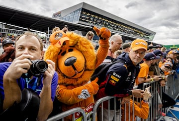 Después del GP de Gran Bretaña que ganó Sainz, la Fórmula 1 continúa su andadura  en Austria. Y al Red Bull Ring, propiedad de la firma energética, acude en masa la afición neerlandesa para apoyar a Max Verstappen coloreando las gradas con su característico naranja. Incluso con algún león infiltrado...