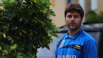 <b>RISUEÑO. </b>Mauricio Pochettino sonríe, ayer, durante un breve paréntesis de su jornada de trabajo en la Ciudad Deportiva.