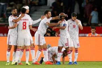 Los jugadores de Emiratos Árabes Unidos celebrando el gol 0-2 de Ali Mabkhout