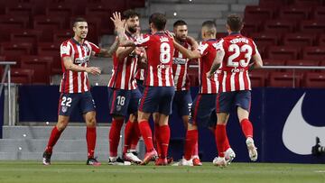 Los jugadores del Atlético celebran un gol a la Real Sociedad.