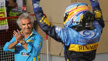 Fernando Alonso celebra con Flavio Briatore su victoria en el Gran Premio de Bahrein de 2006.