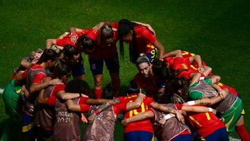 Spain's midfielder #11 Alexia Putellas talks to her teammates prior the women's bronze medal football match between Spain and Germany during the Paris 2024 Olympic Games at the Lyon Stadium in Lyon on August 9, 2024. (Photo by Olivier CHASSIGNOLE / AFP)