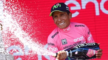 El líder de la general, el corredor colombiano Nairo Quintana del equipo Movistar, celebrando su liderato en el podio con la "maglia" rosa tras la decimonovena etapa de 191 kilómetros, entre San Candido y Piancavallo del Giro de Italia