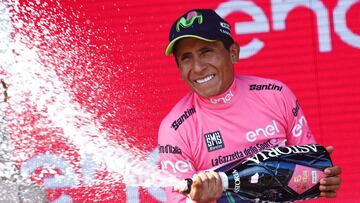 El líder de la general, el corredor colombiano Nairo Quintana del equipo Movistar, celebrando su liderato en el podio con la "maglia" rosa tras la decimonovena etapa de 191 kilómetros, entre San Candido y Piancavallo del Giro de Italia