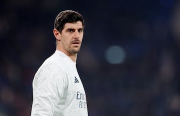 Courtois calienta con el Real Madrid.