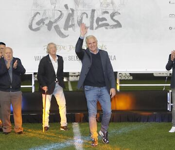 Cañizares saluda durante la presentación del partido.