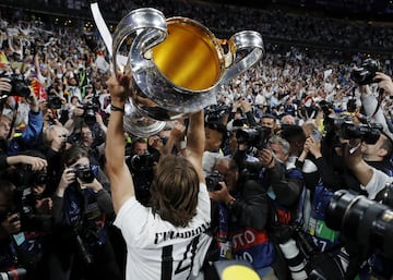 Modric brinda el trofeo a la afición.