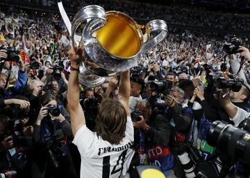 Modric brinda el trofeo a la afici¨®n.