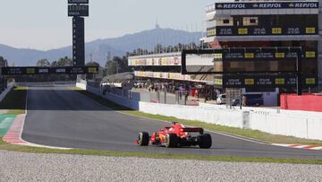 Un Ferrari en los test de F1 en Montmeló.