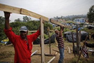 Miembros del Movimiento de los Trabajadores Sin Techo de Brasil (MTST) trabajan en la construcción de las chozas en el campamento "La Copa Mundial de los Pueblos", que alberga una estimación de 2.800 familias del movimiento.