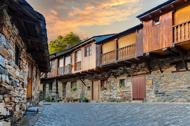 Este coqueto pueblo en el Valle del Silencio, en el Bierzo, de apenas unos 15 habitantes, es famoso por su arquitectura rural berciana caracterizada por el uso de pizarra y madera en sus construcciones. Declarado Conjunto Histórico-Artístico y Bien de Interés Cultural. En sus calles destacan las casas de piedra con corredores y la Iglesia de Santiago, una obra maestra del arte mozárabe del siglo X, declarada Monumento Nacional en la que encontrarás pinturas murales y grafitos medievales únicos. El entorno natural ofrece un paisaje montañoso y agreste acompañado de castaños y robles que hacen las delicias de los amantes del senderismo. 