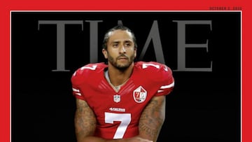 El 26 de agosto de 2016, los 49ers recibieron a los Packers. Como en cada partido de la NFL, todo el estadio se puso en pie para escuchar el himno de Estados Unidos… menos Colin Kaepernick. El quarterback hincó la rodilla como protesta ante una serie de muertes de ciudadanos afroamericanos en aquel año, a manos de policías norteamericanos, que dio lugar al movimiento Black Lives Matter. Al final de esa temporada fue cortado, y desde entonces no ha vuelto a jugar en la NFL. Pese a ello, sigue siendo una figura clave en la lucha por la justicia social en Estados Unidos, y creó el movimiento ‘Know your rights’.