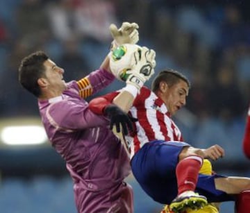 Morales atrapa el balón ante Giménez.