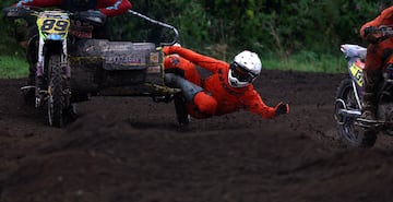 La localidad inglesa de Dalton acogió una de las citas del Campeonato Británico de quadcross y sidecarcross, una
competición sobre ruedas que combina espectáculo, riesgo y emoción a partes iguales. Prueba de ello es esta imagen, en la que uno de los competidores saca su cuerpo totalmente fuera del sidecar a escasos centímetros del suelo.