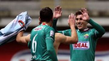 Juan Cornejo (derecha) ha sido uno de los nombres más importantes del actual mercado de pases en el fútbol chileno.