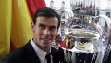 Bale posa con la Décima.
