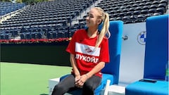 La tenista rusa Anastasia Potapova posa con una camiseta del Spartak de Moscú en el torneo de Dubai.