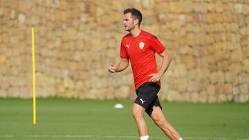 Juan Villar durante un entrenamiento con el Almer&iacute;a.