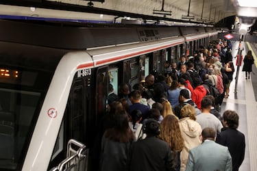 La gente sube a un tren del metro mientras las operaciones del metro se reanudan parcialmente.